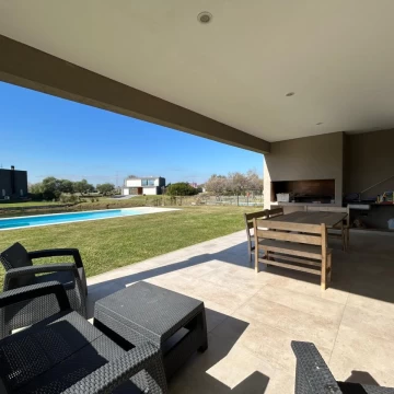 Casa en El Canton - Norte a la laguna OPORTUNIDAD ORIENTACION NORESTE