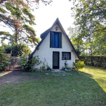 Venta. Casa Alpina. 2 Ambientes Sobre Lote De 595 M2. Barrio Parque Sakura