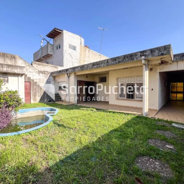 Venta casa 3 ambientes con cochera, patio y quincho en Morón.