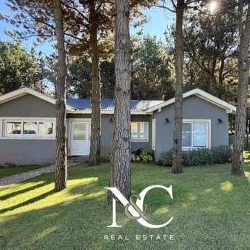 Casa en venta en Costa Esmeralda fondo arbolado