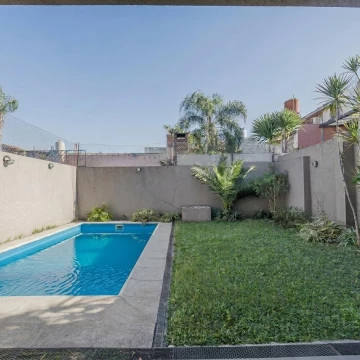 Chalet 4 dormitorios (suite) vest- fondo con piscina