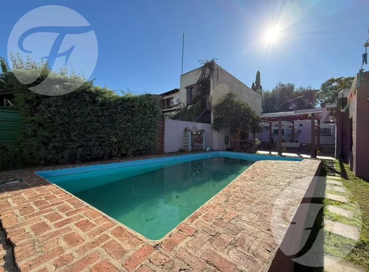 Venta de Casa en Merlo I 5 ambientes y 2 baños I Piscina y Cochera