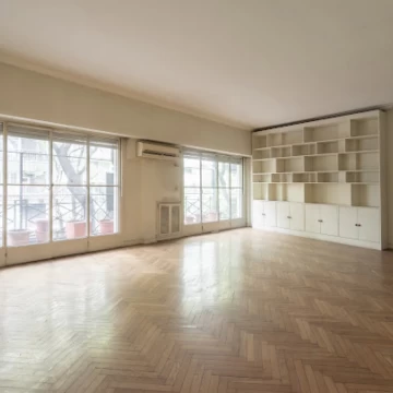 Departamento en Recoleta de 4 domitorios con balcón al frente