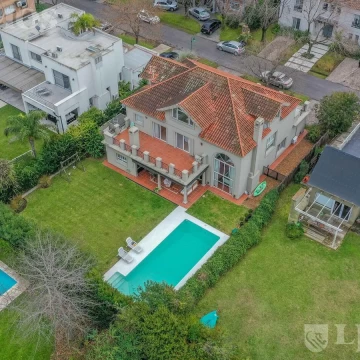 5 DORMITORIOS, ESCRITORIO Y PLAYROOM. LOTE INTERNO.