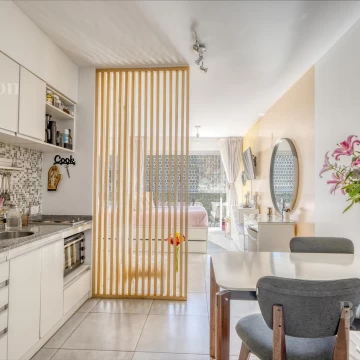 Luminoso monoambiente con amenities. 
