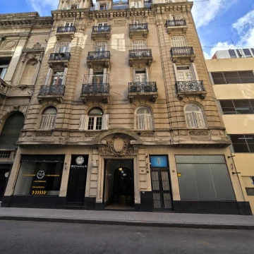 Importante Oficina en alquiler sobre calle Rivadavia al 700