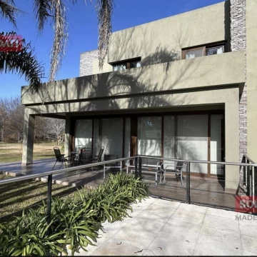 Casa Venta Abril Club de Campo 4 dormitorios piscina