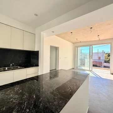 Departamento a estrenar 3 ambientes en venta en lujan centro con balcón y cochera