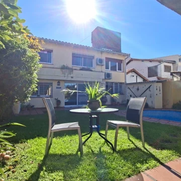 Venta Casa-6 Ambientes- Apto Credito-Jardín-Pileta-Quincho-Garaje cubierto