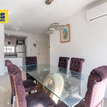 Venta. Semipiso. 3 ambientes. Cochera fija y cubiera.