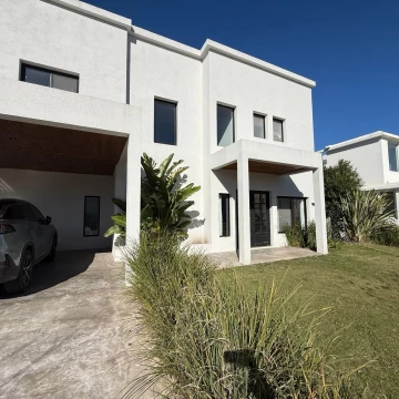 Casa en venta tres dormitorios en Acacias Puertos