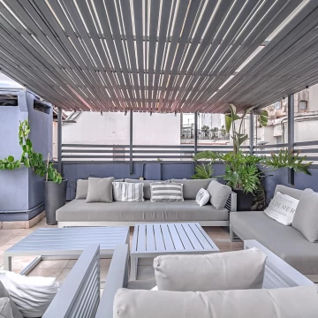 Edificio de gran categoría - PISO ALTO lleno de LUZ y SOL con AMPLIA terraza propia.