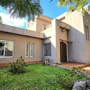 Casa venta de 5 ambientes en Villa Ballester con jardín, quincho y pileta