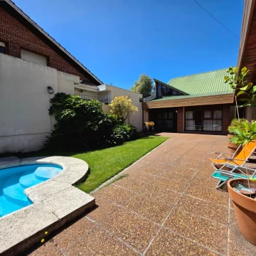 Venta Casa de 5 ambientes Barrio Parque Luro Piscina y quincho