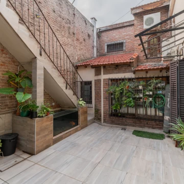 Casa en venta en Boedo. Lote propio. 4 ambientes más estudio. Quincho y terraza. Mucha luz