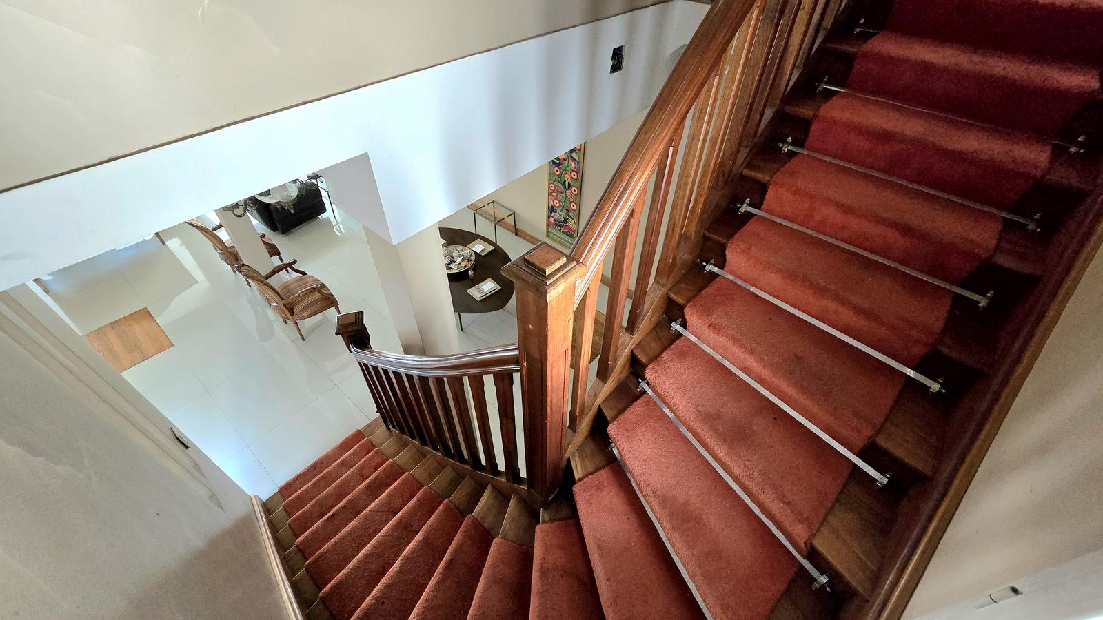 Escalera hacia planta alta