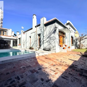 Casa de estilo céntrica en excelente estado 
