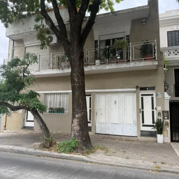 VENTA CASA 7 AMBIENTES EN PARQUE CHAS