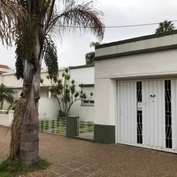 casa 3 ambientes con cochera alquiler Ramos Mejia