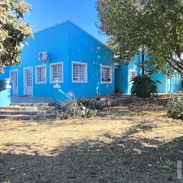 Casa en venta en Villa Elvira, La Plata —  dormitorios, parque, cochera cubierta a 150 m de Av. 7