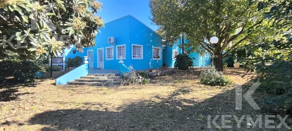 Casa en venta en Villa Elvira, La Plata —  dormitorios, parque, cochera cubierta a 150 m de Av. 7