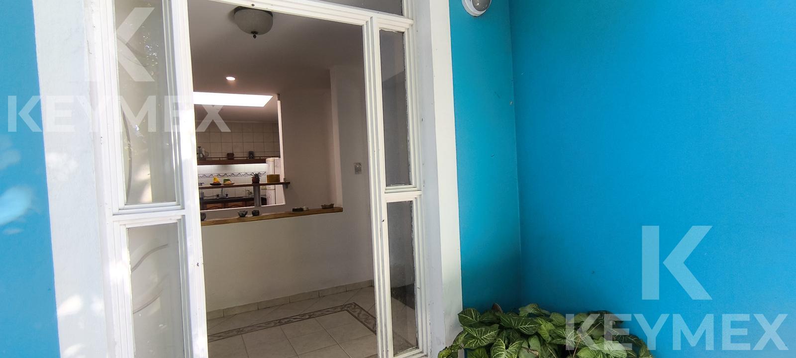Interior — hall de entrada con puertas hacia los ambientes principales