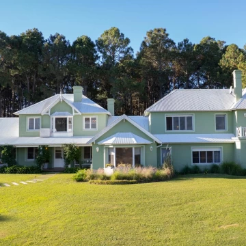 Exclusiva residencia con vista al río en Club de Campo El Faro, Carmelo, Colonia