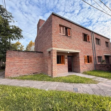 SE VENDE CASA DE DOS DORMITORIOS 