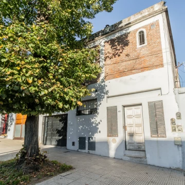 Casa. Multifamiliar. Lote Propio. Flores