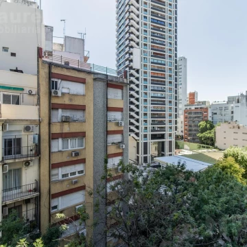 Departamento de 4 ambientes al frente piso alto en venta en Las Cañitas