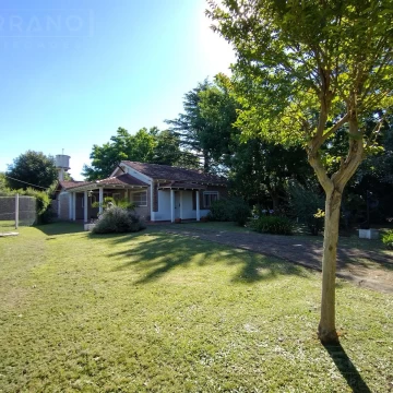 Venta Casa 3 amb Sobre lote de 1410 m2. APTA CREDITO. Parque Sakura. Exaltacion de la Cruz