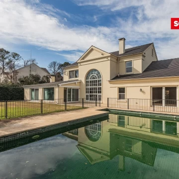 Excelente casa en  venta en La Lomada, 4 cuartos, escritorio, family y amplio play room. Piscina