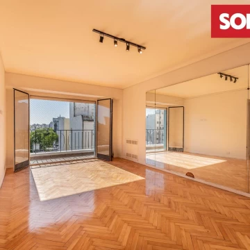 Departamento renovado en venta, apto crédito, 3 ambientes con 2 baños. Espacio guardacoche.