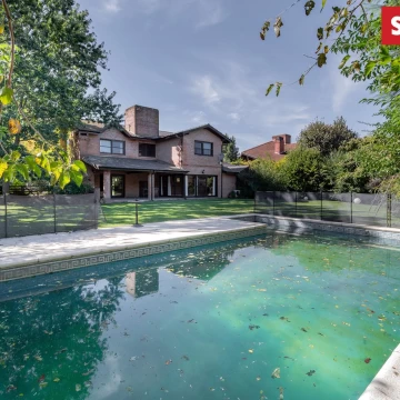 SOLDATI, en exclusiva , vende casa de 4 cuartos mas family, sobre gran lote de 1200 m2. Piscina