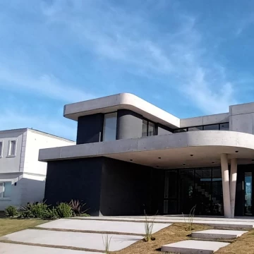 Casa en venta - 4 dormitorios  - Playroom y dependencia - La Calesa - Pilará