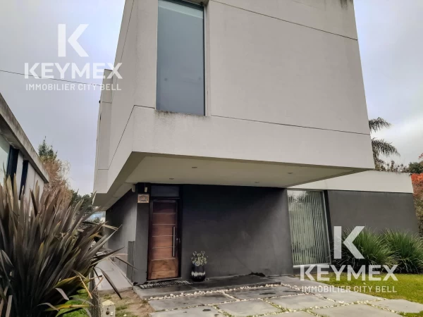 Residencia de Categoría en venta Modernidad y Categoría en City Bell.