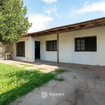VENTA | PERMUTA - Casa de 3 dormitorios con gran patio verde -  Soldini. APTO CRÉDITO.
