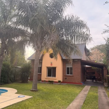 Casa en venta c/ cochera en Pueblo Esther
