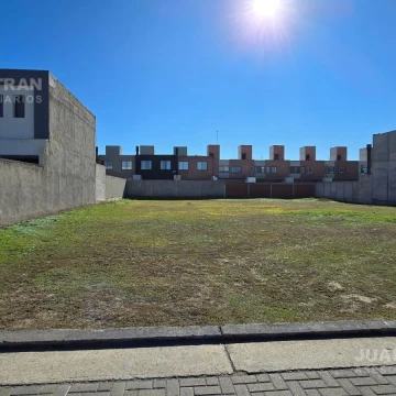 Terreno en La Calandria ,frente Sur fondo Norte