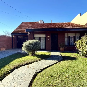 VENTA Casa 4 ambientes en Colinas de Peralta Ramos con gran jardín