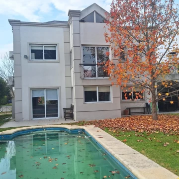 Casa de 5 ambientes a la venta sobre lote central