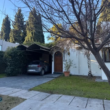  Casa en Alquiler en Club de Campo Mendoza frente a cancha de golf