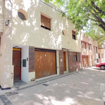 PH de 90m2, dos dormitorios, a metros de calle 12, en venta en La Plata
