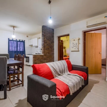 VENTA - Casa de pasillo en PH reciclado, 2 dormitorios, patio - Barrio Belgrano, Rosario.