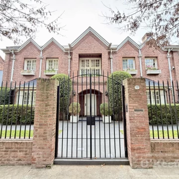 Importante Residencia de Categoría en Quilmes Residencial 7 Ambiente- Piscina y Quincho