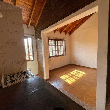 PH en venta, 4 ambientes, amplio con entrepiso y  2 balcones - Escobar