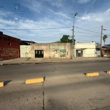 Terreno con construcción a demoler en Av. Blas Parera