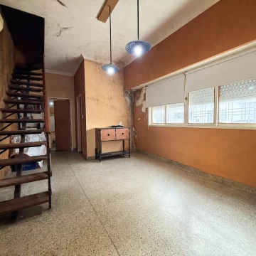 EN VENTA DUPLEX 3 AMBIENTES Y MEDIO CON COCHERA.