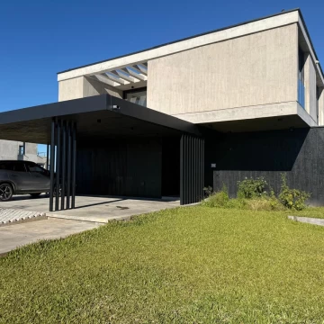 Espectacular casa al lago con cuatro dormitorios en suite en la planta alta