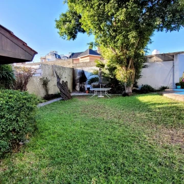 VENTA CASA CON DEPARTAMENTO COCHERA JARDIN PILETA EN RAMOS MEJIA APTO CREDITO